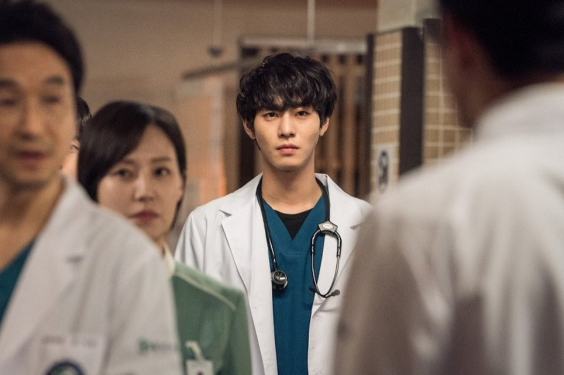 Ahn Hyo Seop trong ''Dr.Romantic - Teacher Kim 2'' Từng tự ti về diễn xuất, Ahn Hyo Seop đã được công nhận nhờ vào sự nỗ lực không ngừng ảnh 4