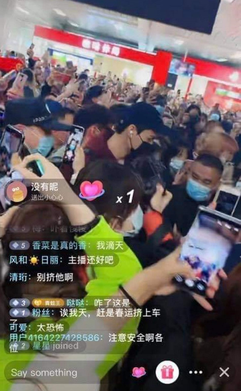 Mỹ nam “Sơn Hà Lệnh” Cung Tuấn hoang mang khi bị fan vây kín ở sân bay ảnh 3