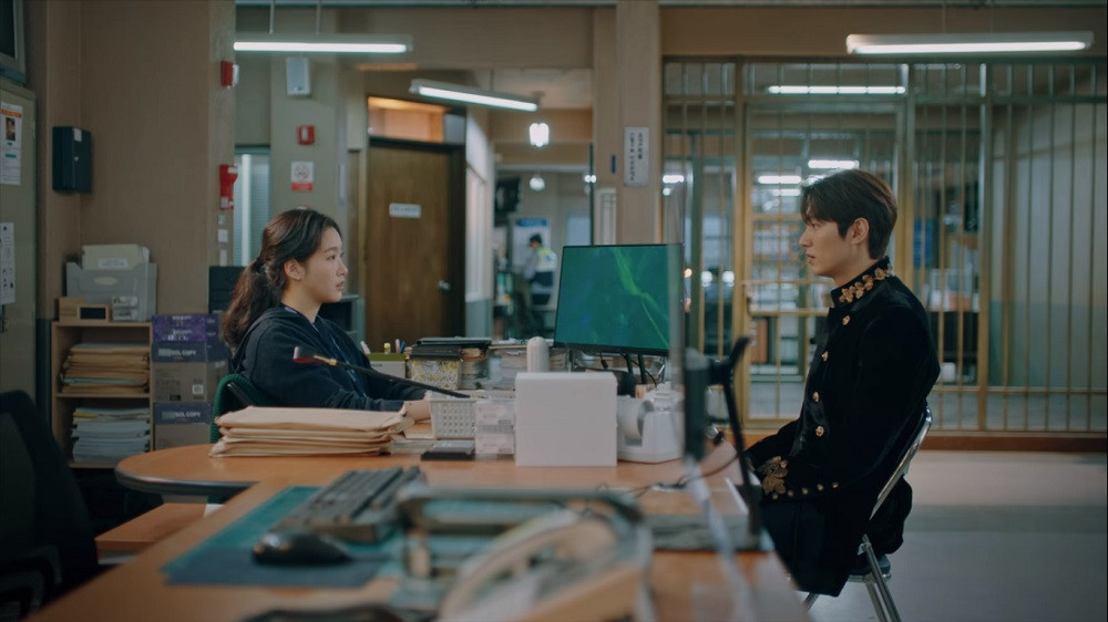 Thả thính tới tấp nhưng Lee Min Ho vẫn bị “crush” tống giam ở tập 2 “Quân Vương Bất Diệt“ ảnh 4