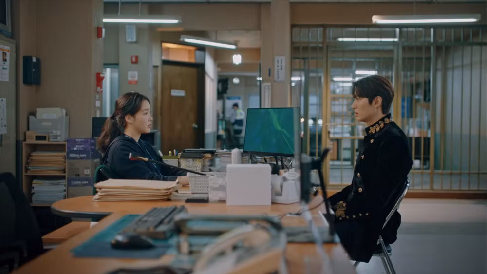 Thả thính tới tấp nhưng Lee Min Ho vẫn bị “crush” tống giam ở tập 2 “Quân Vương Bất Diệt“ ảnh 4