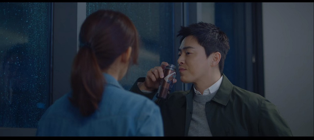 Hết nhắc tên, biên kịch “Hospital Playlist” còn cho cả sản phẩm có hình BTS vào phim ảnh 10