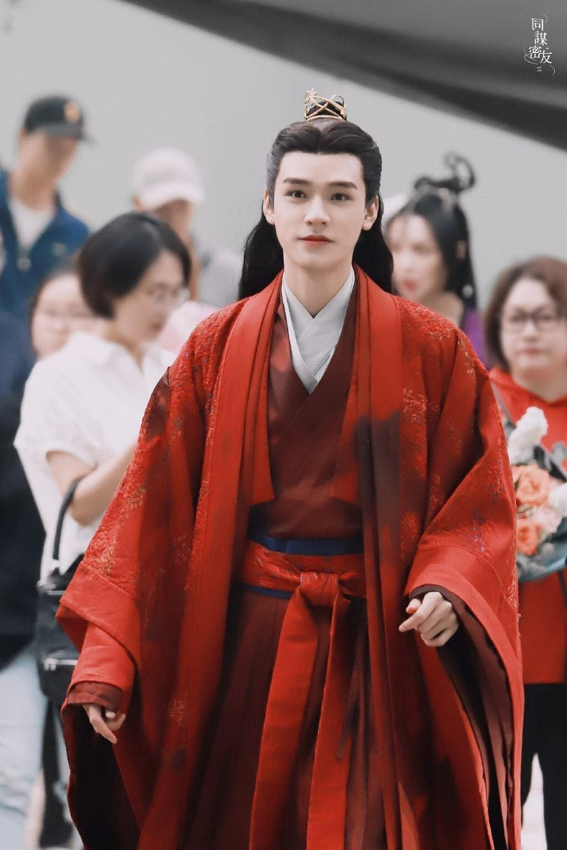 Mỹ nam “Sơn Hà Lệnh” Cung Tuấn hoang mang khi bị fan vây kín ở sân bay ảnh 4