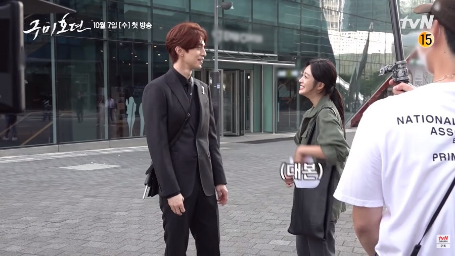 Kim Bum đầy rạng rỡ khác hẳn vẻ nguy hiểm trước đó ở hậu trường “Tale Of The Nine Tailed“ ảnh 1