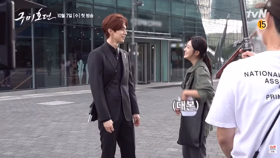 Kim Bum đầy rạng rỡ khác hẳn vẻ nguy hiểm trước đó ở hậu trường “Tale Of The Nine Tailed“ ảnh 1