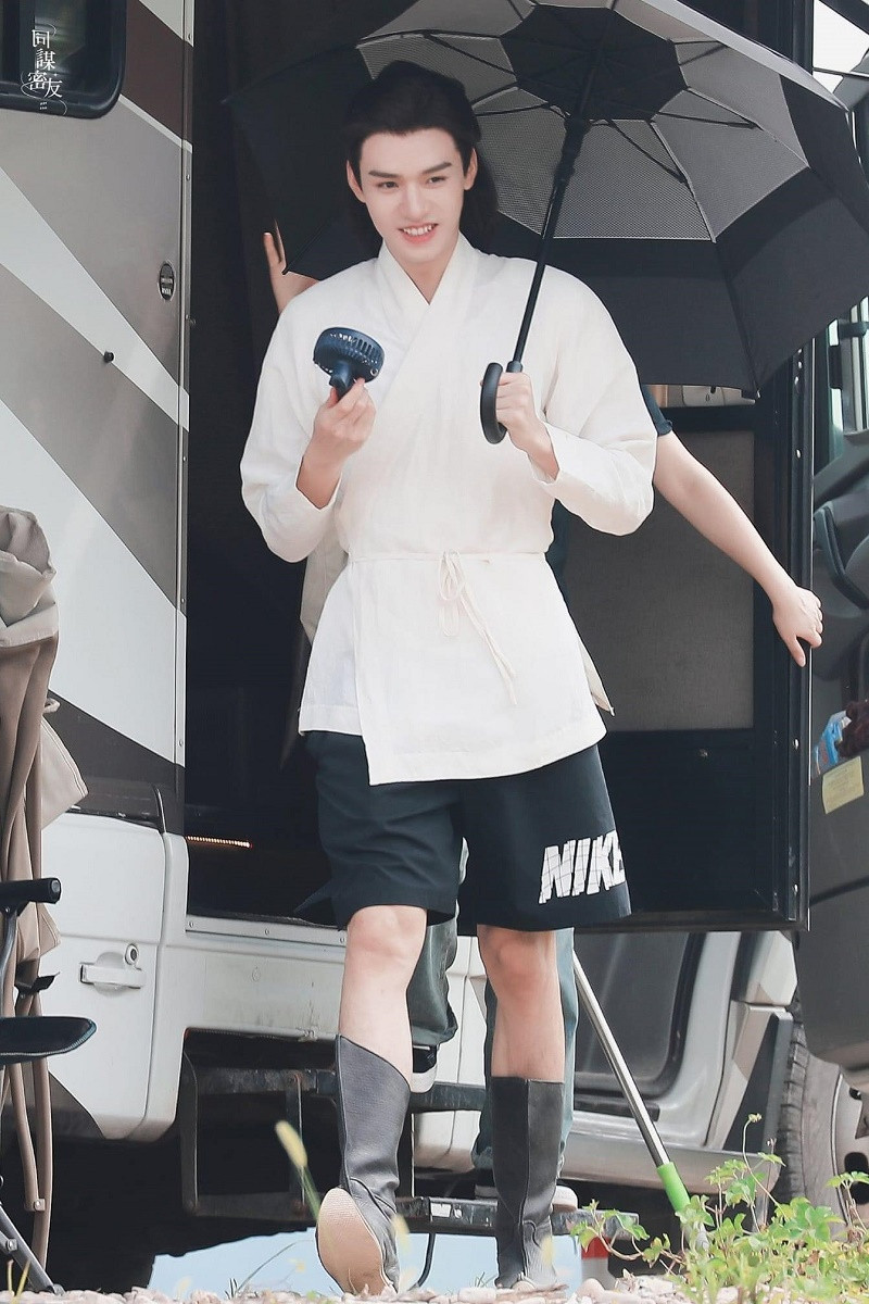 “Sơn Hà Lệnh“: Đầu tư vài chục bộ đồ, Cung Tuấn đóng kiếm hiệp mà tưởng diễn thời trang ảnh 6