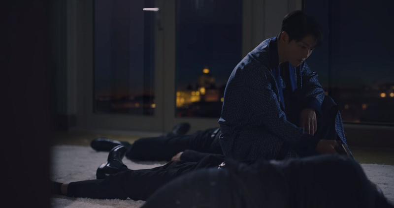 “Vincenzo“: Song Joong Ki ở Ý thì bất khả xâm phạm, vừa về Hàn Quốc lại bị đánh ngất xỉu ảnh 4