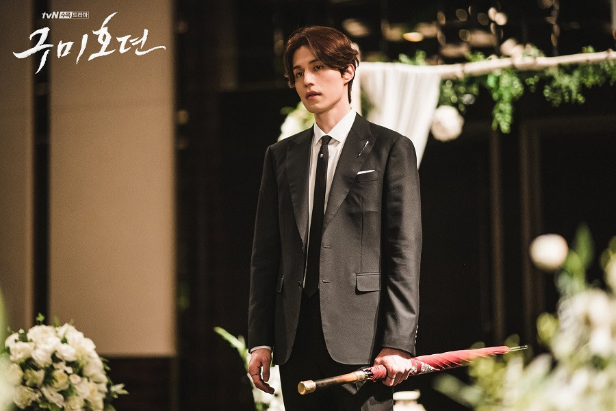 “Cửu vĩ hồ” Kim Bum xuất hiện, thần thái muốn lấn át cả Lee Dong Wook ảnh 3