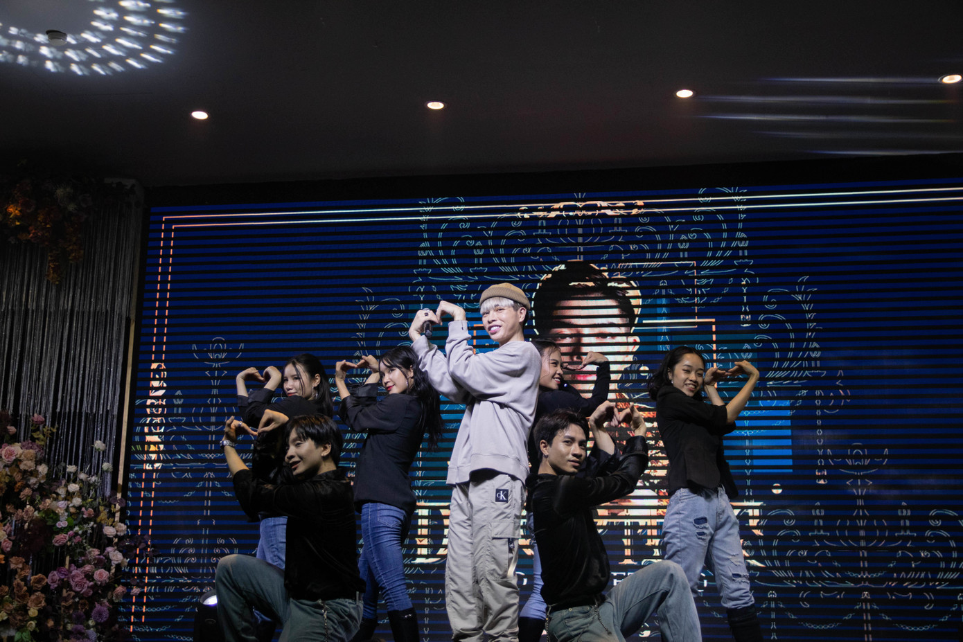 Ca sĩ Đức Phúc ‘cháy hết mình’ tại lễ trao giải phim ngắn của học sinh Hà Nội ảnh 1