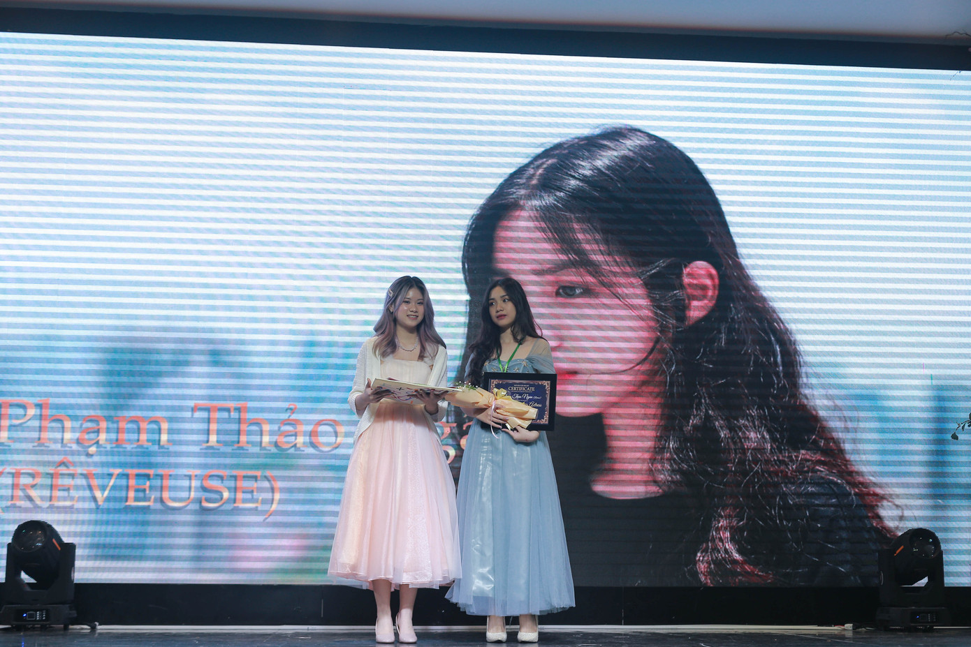 Ca sĩ Đức Phúc ‘cháy hết mình’ tại lễ trao giải phim ngắn của học sinh Hà Nội ảnh 3