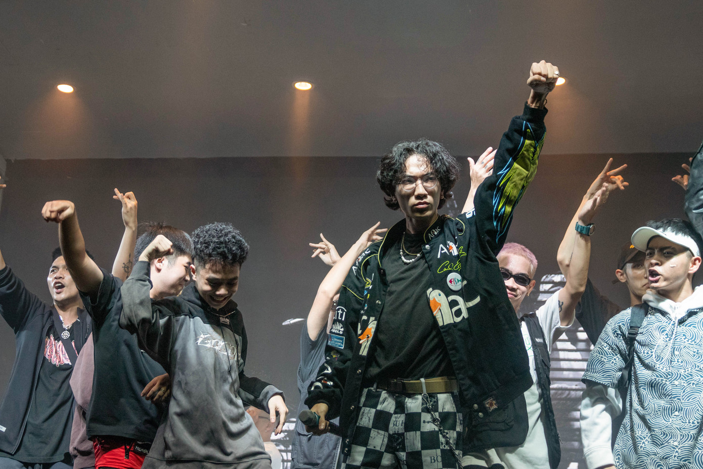 Ca sĩ Đức Phúc ‘cháy hết mình’ tại lễ trao giải phim ngắn của học sinh Hà Nội ảnh 2