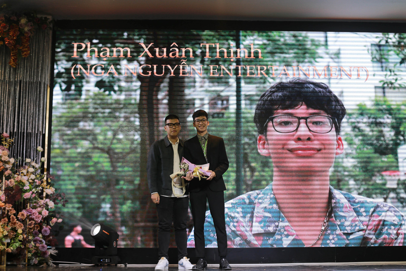 Ca sĩ Đức Phúc ‘cháy hết mình’ tại lễ trao giải phim ngắn của học sinh Hà Nội ảnh 4