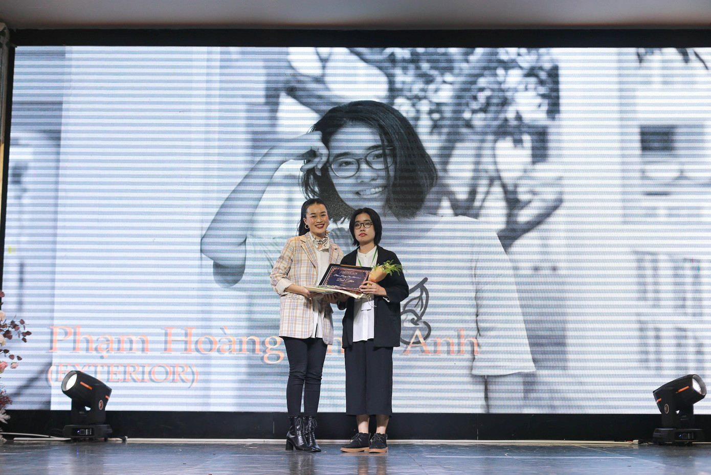 Ca sĩ Đức Phúc ‘cháy hết mình’ tại lễ trao giải phim ngắn của học sinh Hà Nội ảnh 5