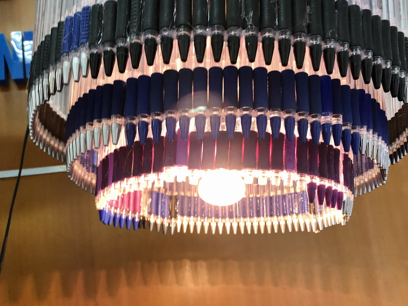 Độc đáo những mô hình làm từ... bút bi đã qua sử dụng ảnh 3