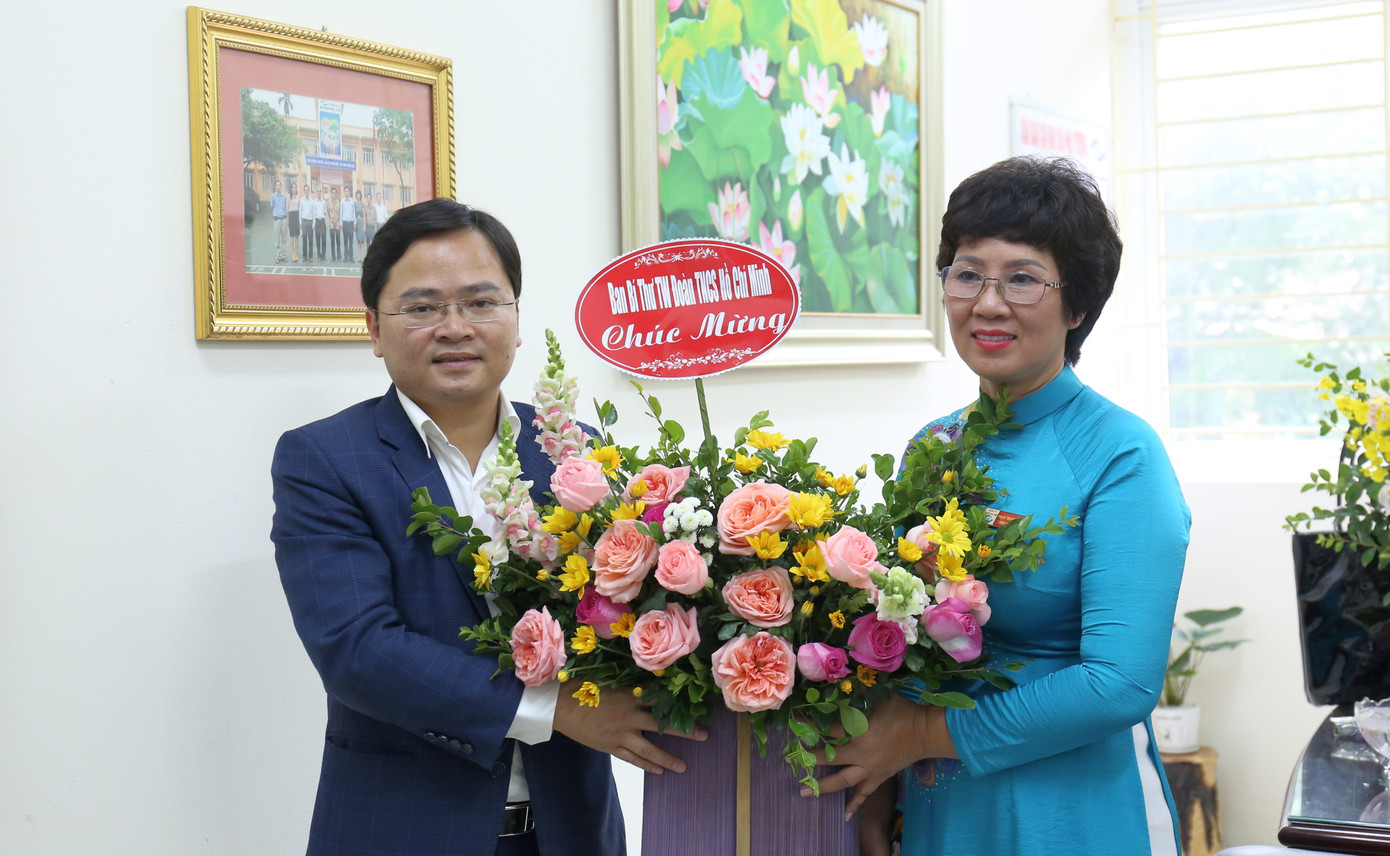 Bí thư thứ nhất T.Ư Đoàn chúc mừng Ngày Nhà giáo Việt Nam ảnh 2