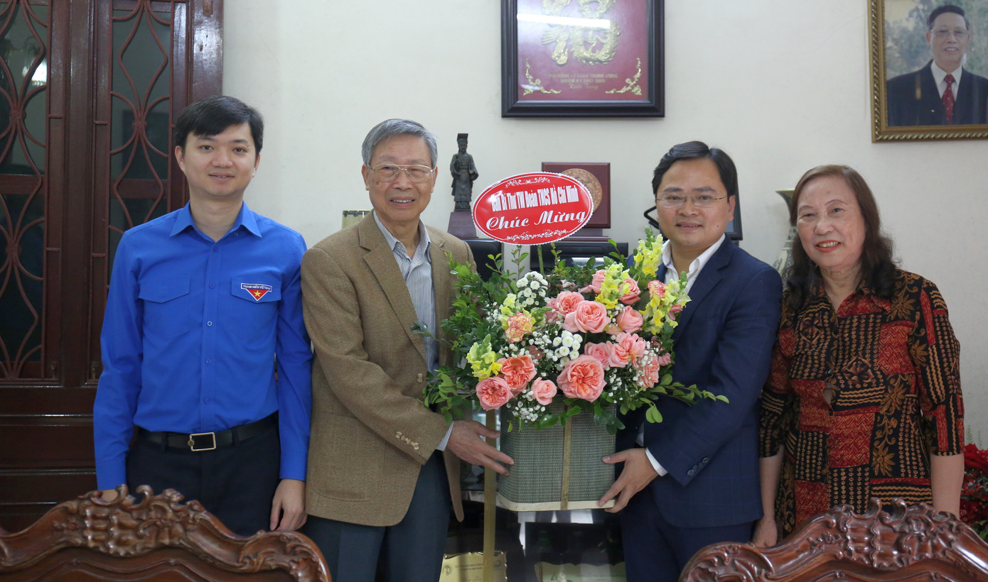 Bí thư thứ nhất T.Ư Đoàn chúc mừng Ngày Nhà giáo Việt Nam ảnh 3