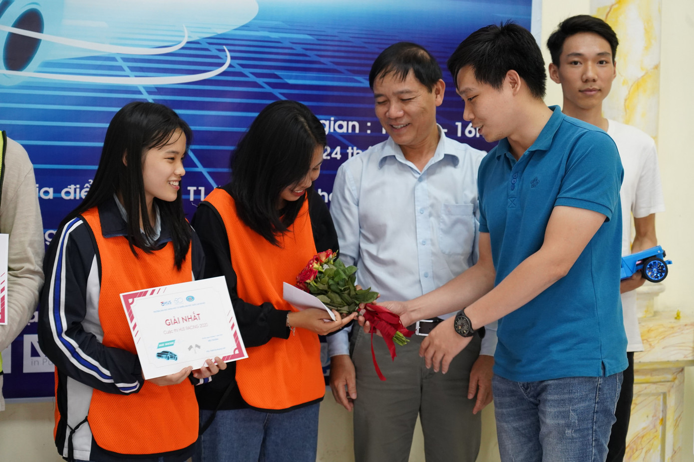 Hào hứng cuộc thi đua xe mô hình ô tô tự động - HUS Racing ảnh 7