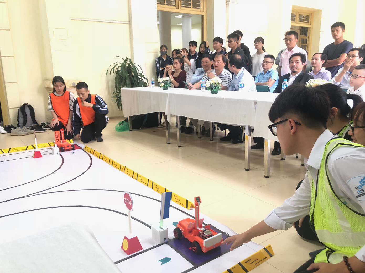 Hào hứng cuộc thi đua xe mô hình ô tô tự động - HUS Racing ảnh 2