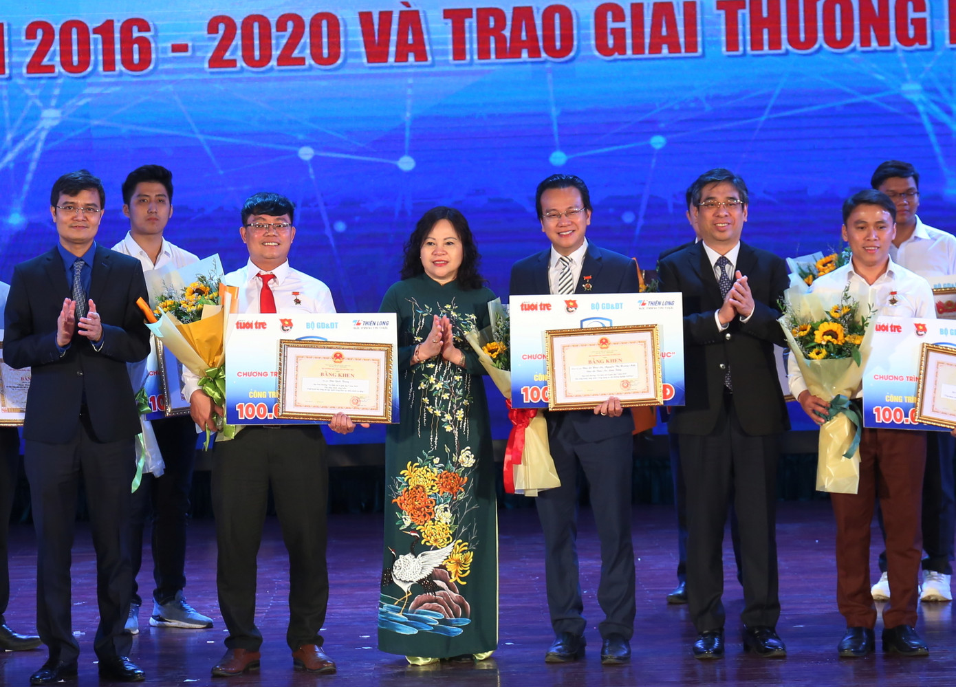 Ông Nguyễn Phước Lộc, Phó Trưởng ban Dân vận T.Ư; anh Bùi Quang Huy, Bí thư T.Ư Đoàn, Chủ tịch T.Ư Hội SVVN và bà Ngô Thị Minh, Thứ trưởng Bộ Giáo dục và Đào tạo trao tặng phần thưởng cho 3 công trình tiêu biểu năm 2020. ẢNH: BẢO ANH 3 công trình tiêu biểu vì giáo dục nhận giải thưởng 100 triệu đồng ảnh 3