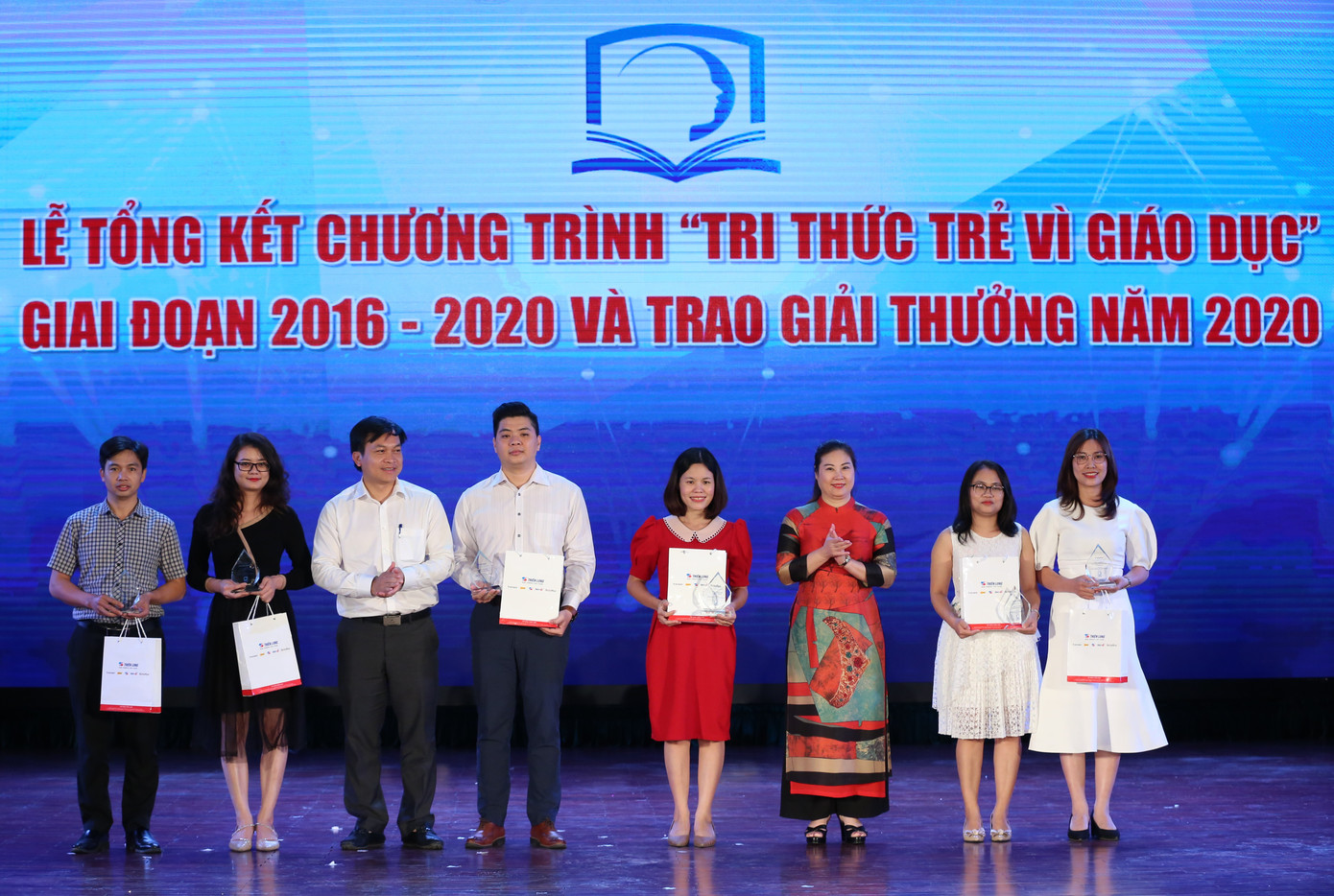 Ban tổ chức trao giải cho 6 nhà báo đạt giải thưởng cuộc thi “Hành trình Tri thức trẻ vì giáo dục” năm 2020. Ảnh: Bảo Anh 3 công trình tiêu biểu vì giáo dục nhận giải thưởng 100 triệu đồng ảnh 5