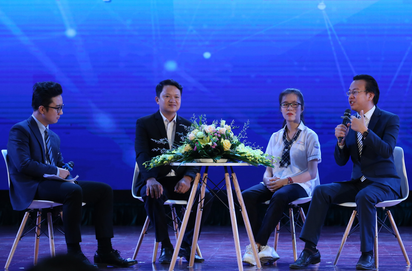 Các tác giả giao lưu tại chương trình. Ảnh: Bảo Anh 3 công trình tiêu biểu vì giáo dục nhận giải thưởng 100 triệu đồng ảnh 2