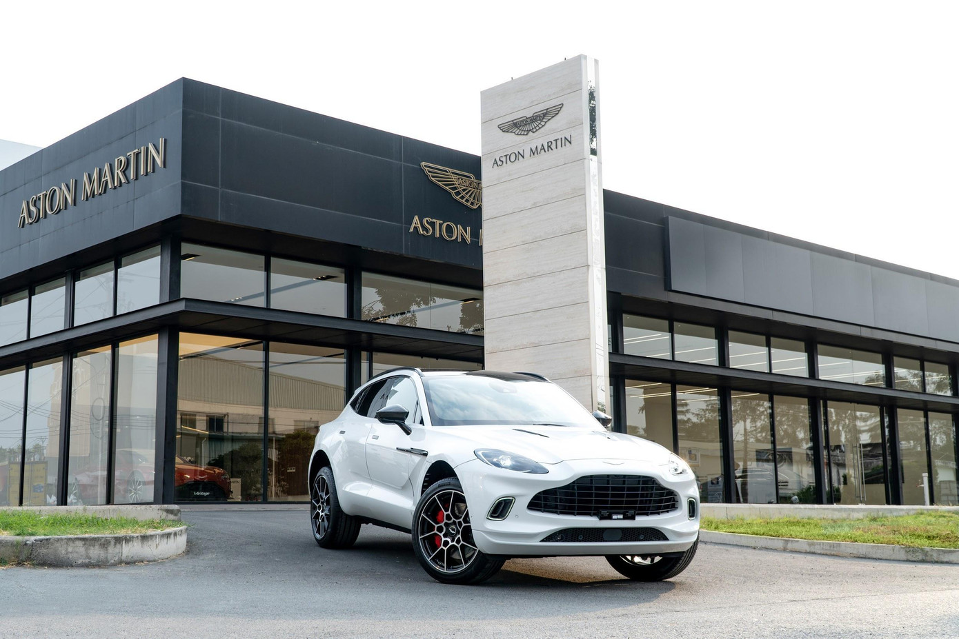 Aston Martin Việt Nam trình làng DBX – Siêu SUV mang DNA thể thao huyền thoại ảnh 6