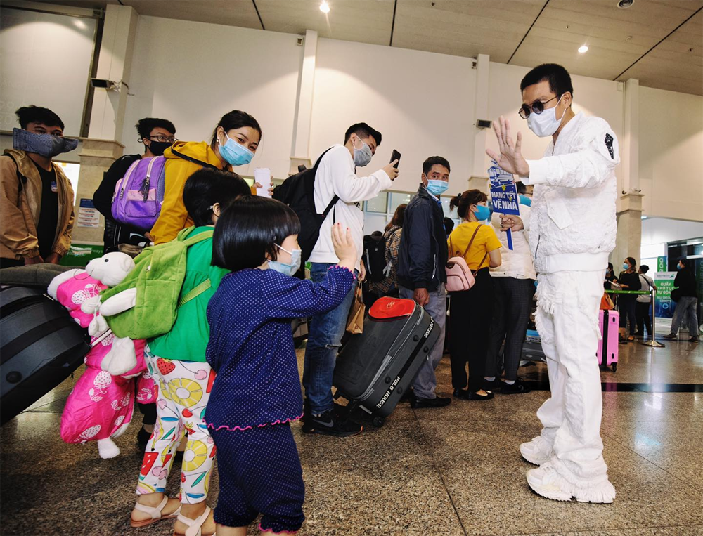 Wowy, Karik, Lăng LD - Ba đại sứ cùng dàn sao “mang Tết về nhà” xuân này! ảnh 4