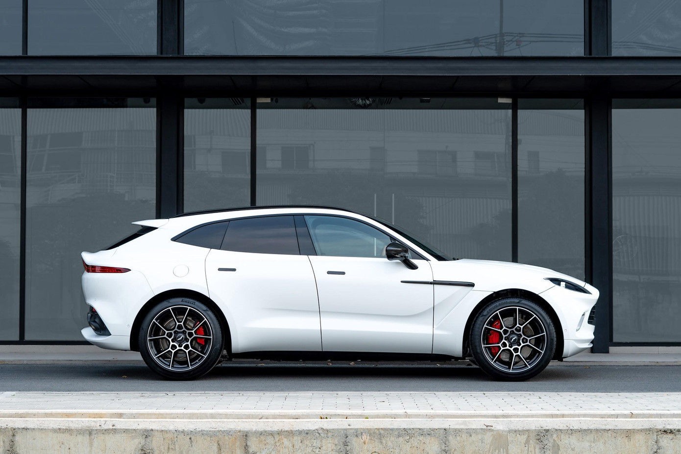 Aston Martin Việt Nam trình làng DBX – Siêu SUV mang DNA thể thao huyền thoại ảnh 4