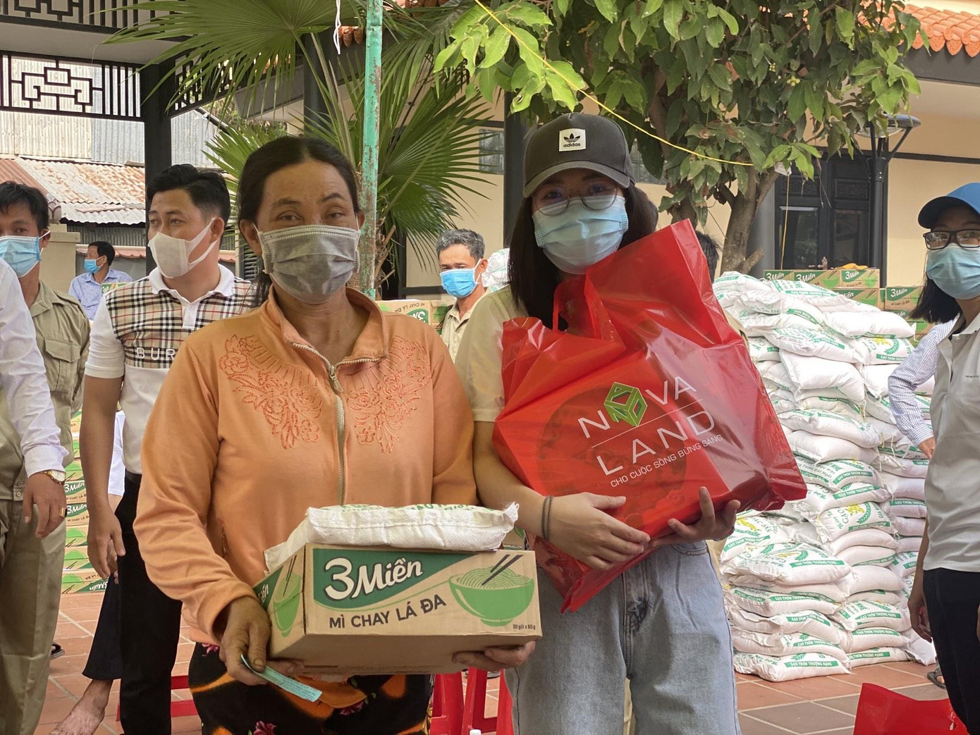 Nova Group tặng quà Tết cho hộ nghèo Đồng Tháp: Thắp lên những niềm vui ảnh 1