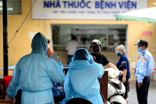 Bác sĩ tiếp xúc với bệnh nhân COVID-19 “khai gian”, cả bệnh viện khốn đốn ảnh 3