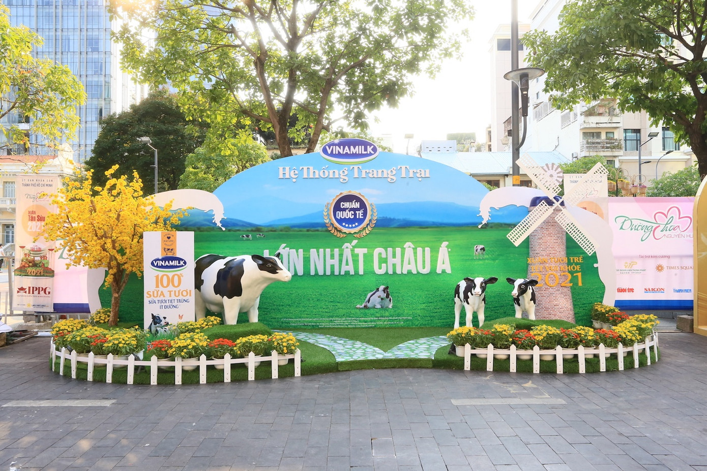 Lễ hội Đường sách Tết 2021: Vinamilk mang món quà sức khỏe cho Tết an khang ảnh 1