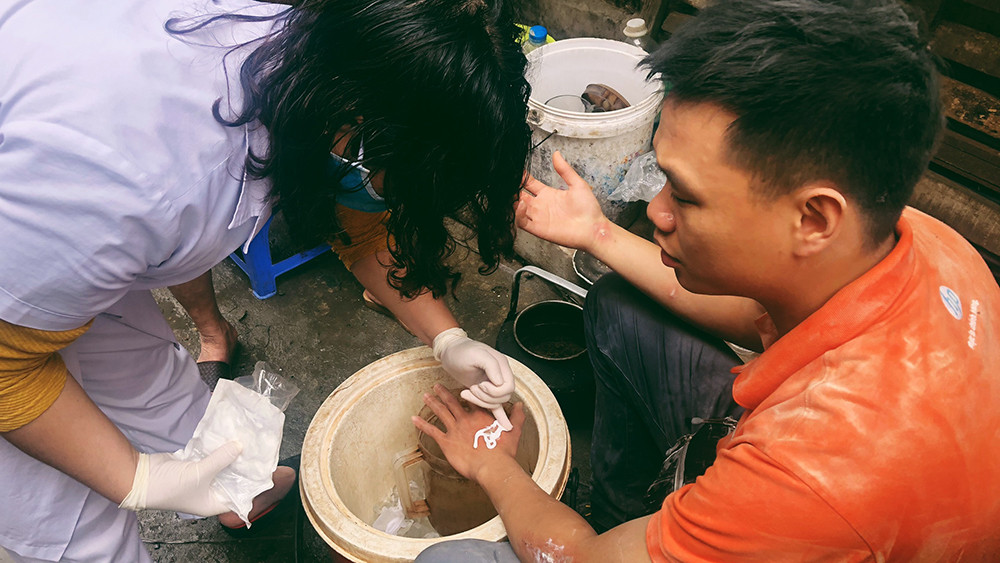 Cháy nhà phố cổ Hà Nội, người dân chắp tay cầu nguyện ảnh 3