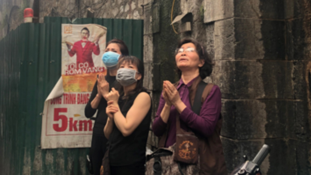 Cháy nhà phố cổ Hà Nội, người dân chắp tay cầu nguyện ảnh 5