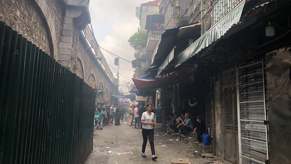 Cháy nhà phố cổ Hà Nội, người dân chắp tay cầu nguyện ảnh 6