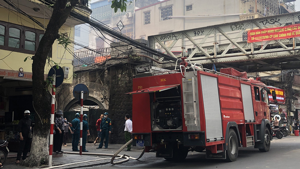 Cháy nhà phố cổ Hà Nội, người dân chắp tay cầu nguyện ảnh 10