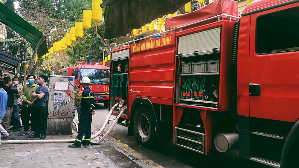 Cháy nhà phố cổ Hà Nội, người dân chắp tay cầu nguyện ảnh 2