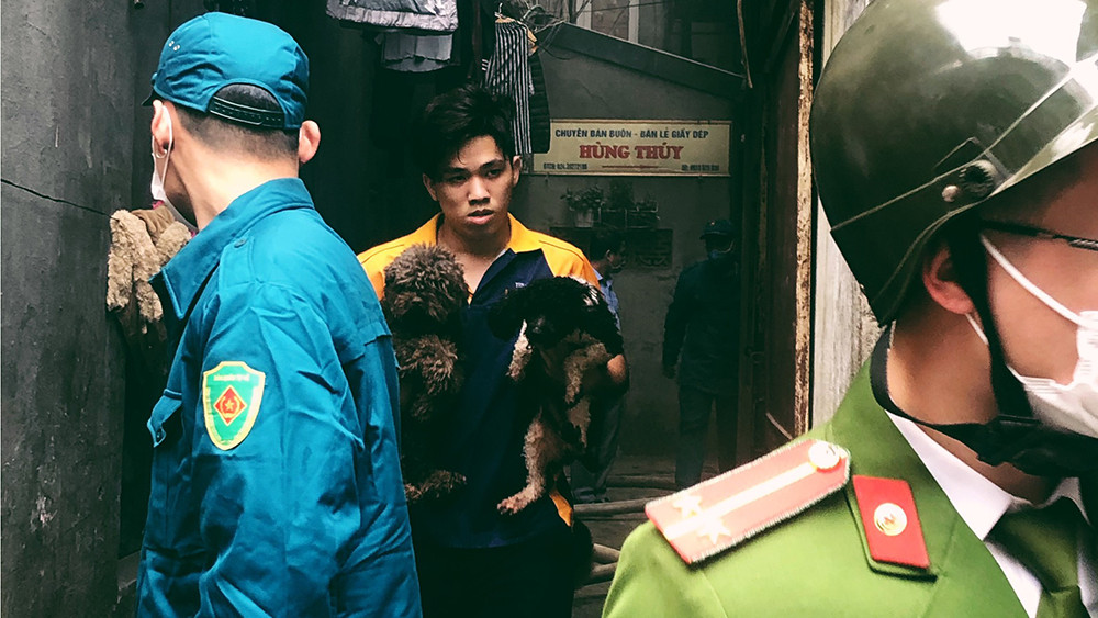 Cháy nhà phố cổ Hà Nội, người dân chắp tay cầu nguyện ảnh 8