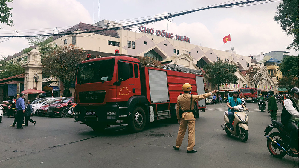 Cháy nhà phố cổ Hà Nội, người dân chắp tay cầu nguyện ảnh 1