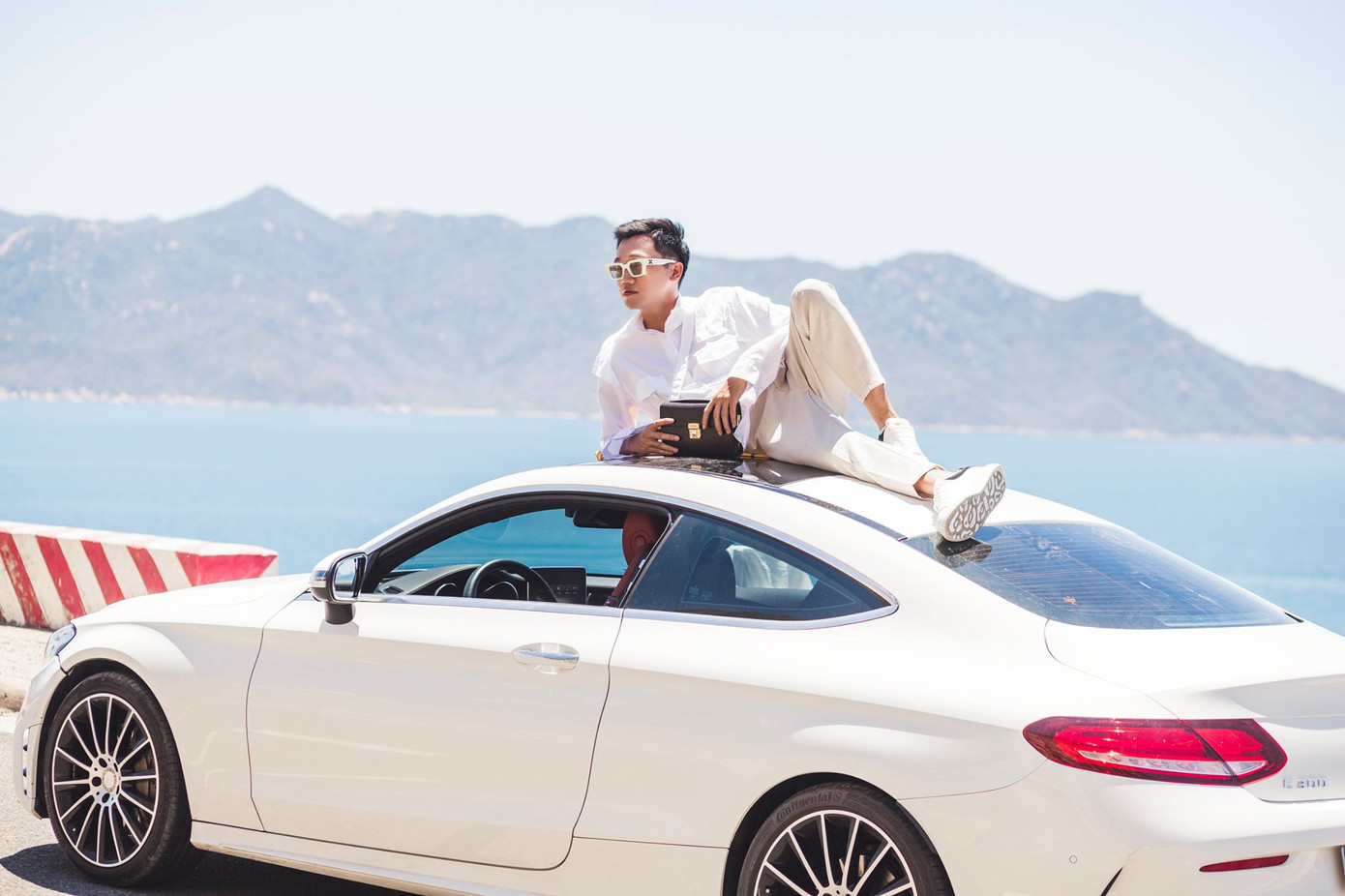 Xuân Nghị hóa “nam thần” điện ảnh khi tạo dáng trên nóc xế hộp tiền tỷ ảnh 4