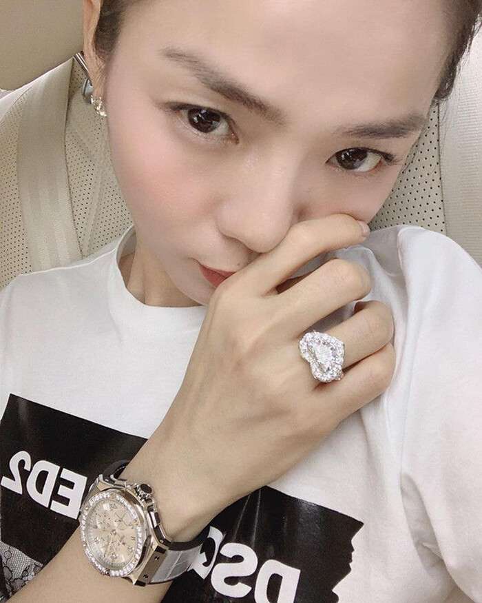 Showbiz 1/8: Chi Pu khoe vòng 1 cực nóng, Khả Ngân đón tuổi mới một mình ảnh 19