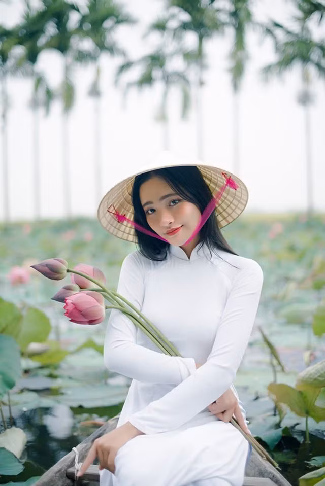 Sắc màu SV 2/8: Những nam thanh nữ tú con lai "nổi bần bật" vì quá đẹp ảnh 7