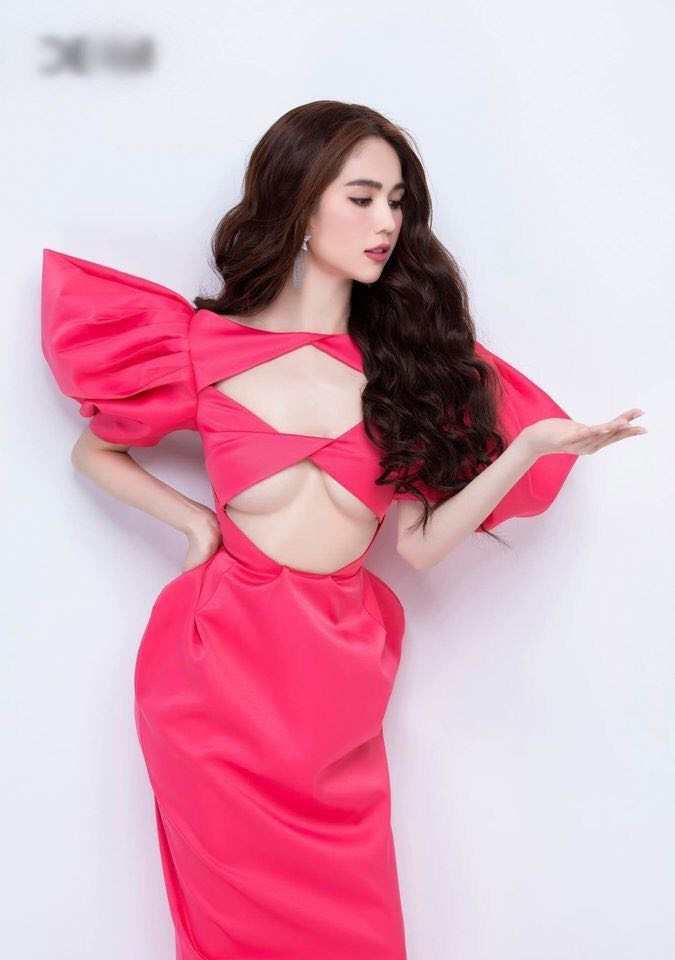 Mỹ Tâm phủ nhận tin đồn mang thai; Ngọc Trinh “táo bạo” diện đầm cắt xẻ hở gần hết ngực ảnh 2