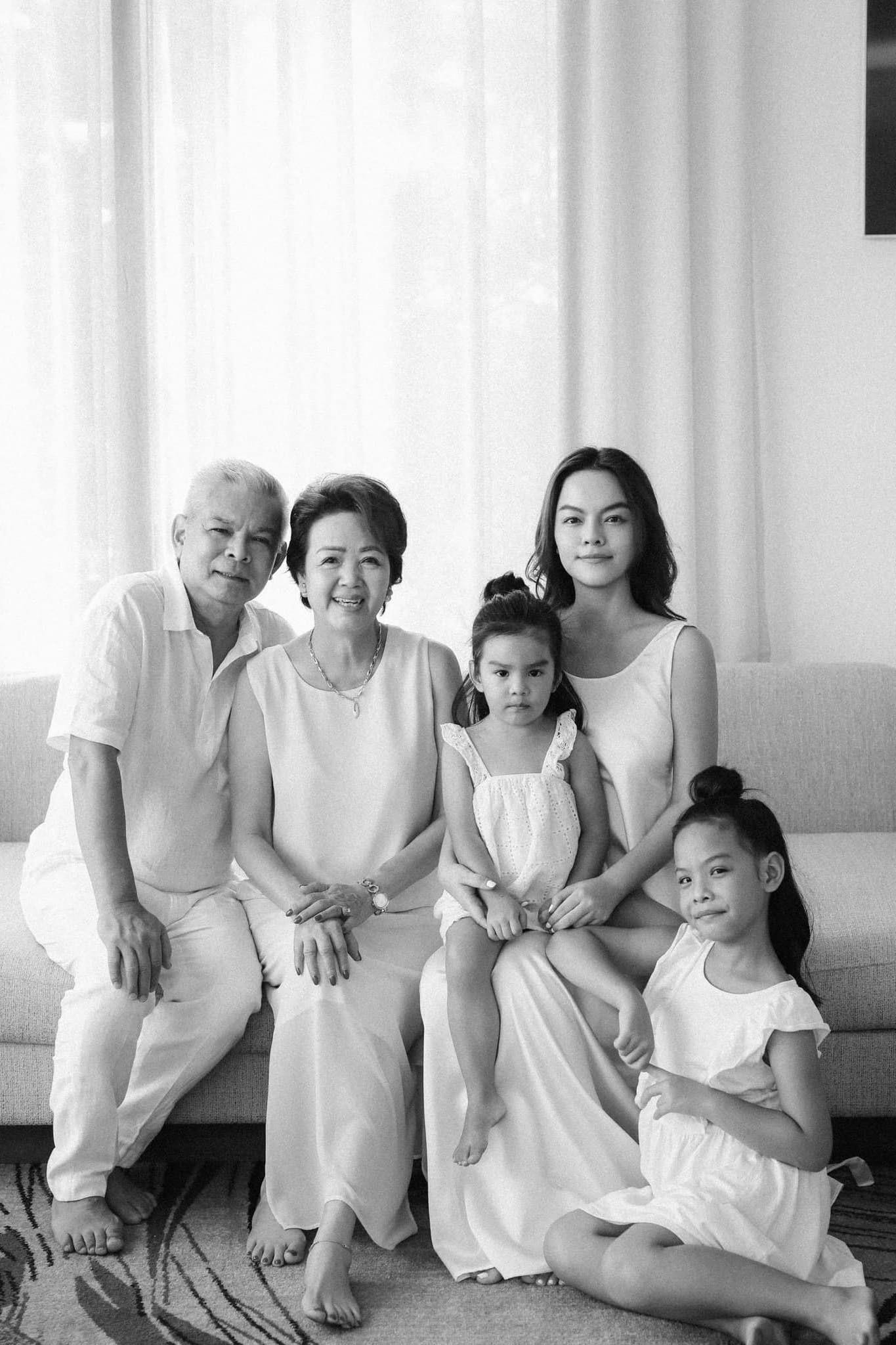 Showbiz 2/6: Jack khoe “núi quà” fan tặng 1/6, Tim và Trương Quỳnh Anh "tái hợp" ảnh 13