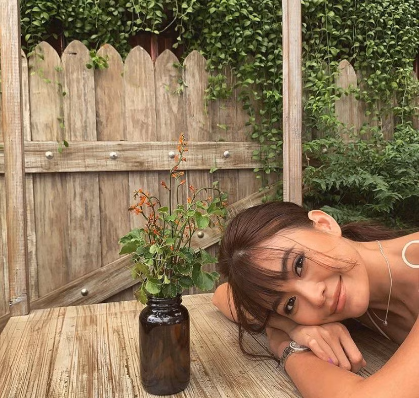 Showbiz 18/6: H'Hen Niê đi chân trần dưới mưa gây “sốt”, Hoàng Thùy Linh - Gil Lê tình tứ ảnh 10