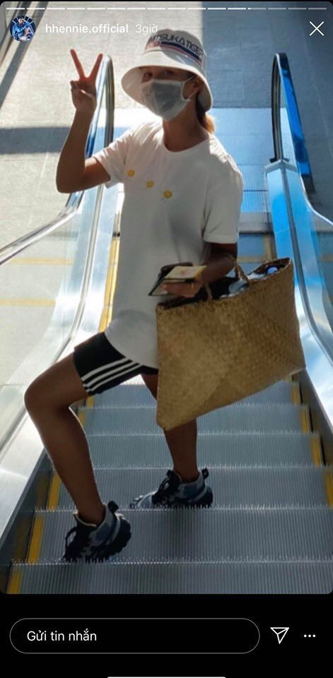 Hiền Hồ bất ngờ nữ tính với kiểu tóc mới; H'Hen Niê tự tin với túi cói đi chợ ảnh 4