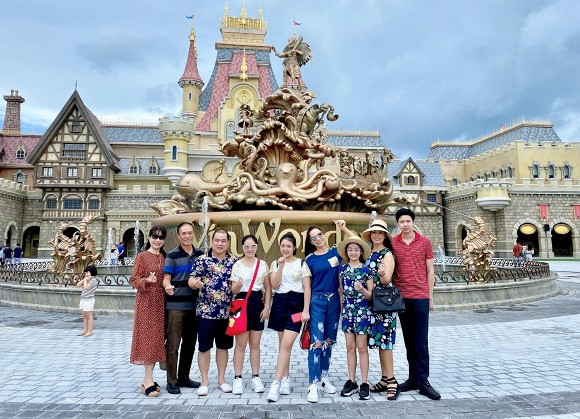 Showbiz 1/6: Vợ chồng Lê Phương dẫn 2 con đi biển đón 1/6, Khả Ngân khoe tóc mới cá tính ảnh 3