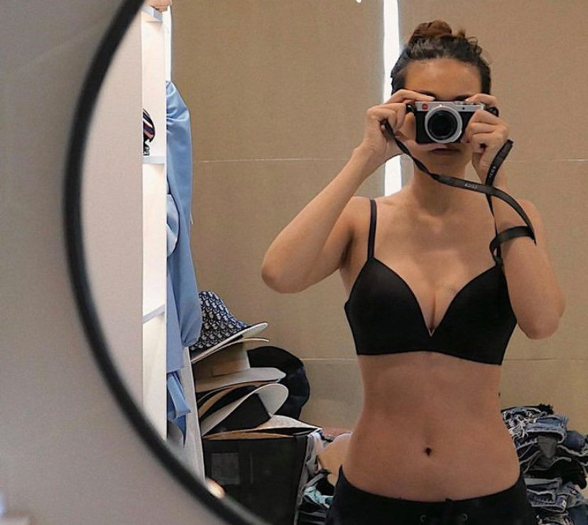 Showbiz 2/7: Hoài Linh bị... gà đá chảy máu chân, Thanh Hằng khoe vòng eo 51 gợi cảm ảnh 8