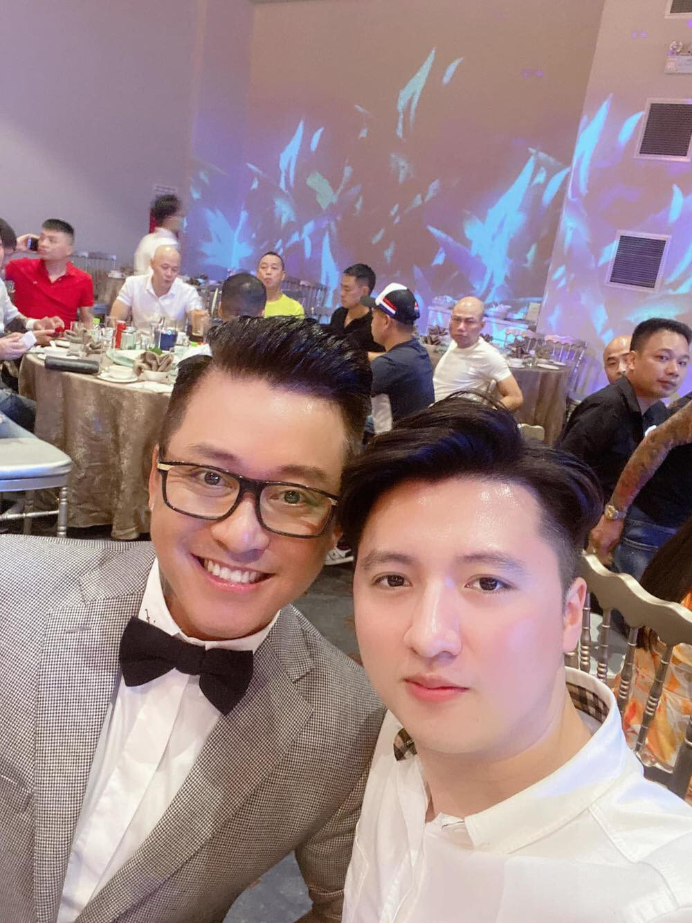 Thủy Tiên bị ông xã ngó lơ khi biển diễn; Angela Phương Trinh bất ngờ diện váy gợi cảm ảnh 16