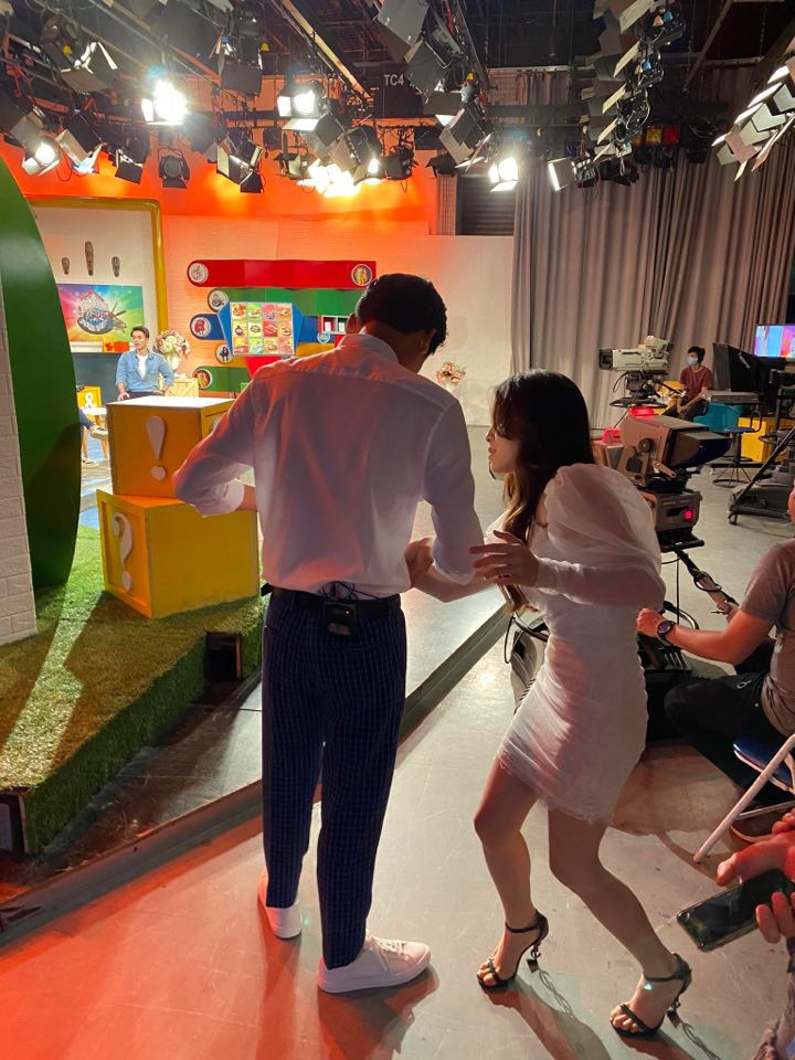 Showbiz 4/5/2020: Đức Phúc, Erik khoe body bên biển, Xuân Nghị - Trần Vân hẹn hò? ảnh 12