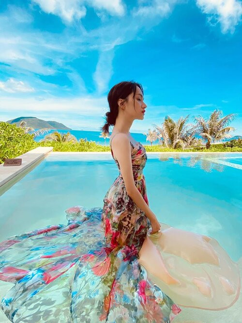 Showbiz 19/7: Hiền Thục phô diễn body, Hương Giang ướt át bên hồ bơi ảnh 5