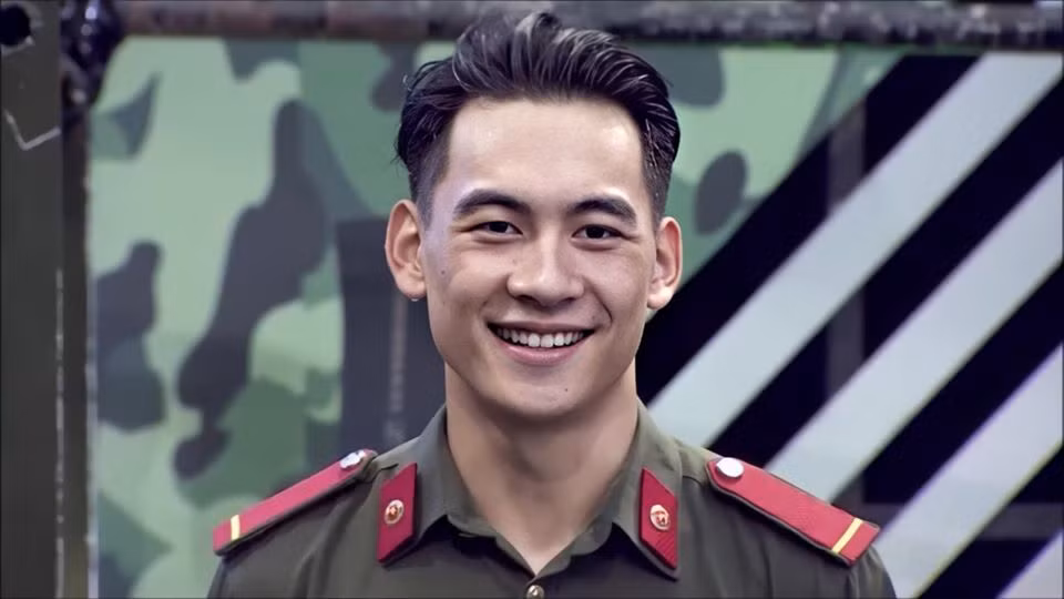 Tham gia Chúng tôi là chiến sĩ, chàng cảnh vệ gây thương nhớ với ngoại hình cực điển trai ảnh 6
